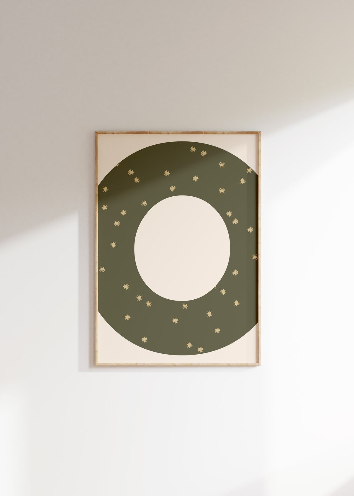 Letterposter Stars green met grote initiaal en kleine sterretjes