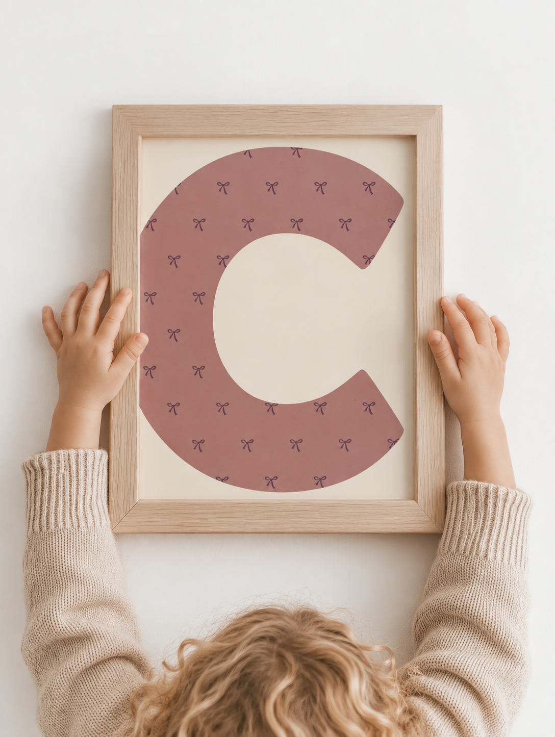 Persoonlijke letterposter in mauve als lief detail voor de babykamer