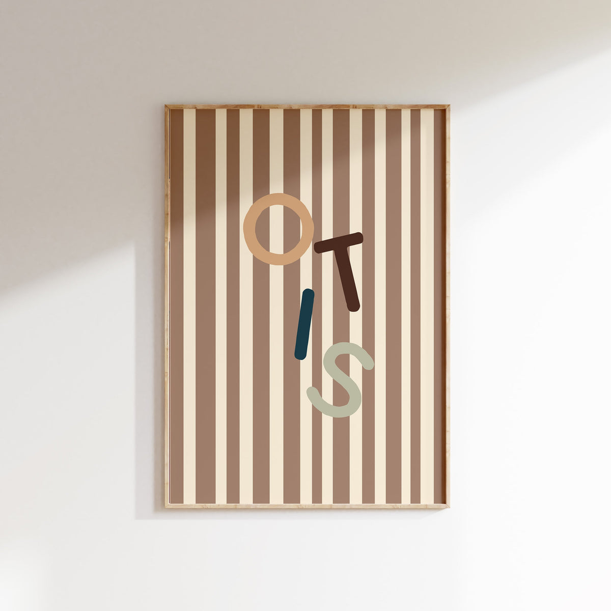 Naamposter Letterpret in teddy brown met gestreepte achtergrond