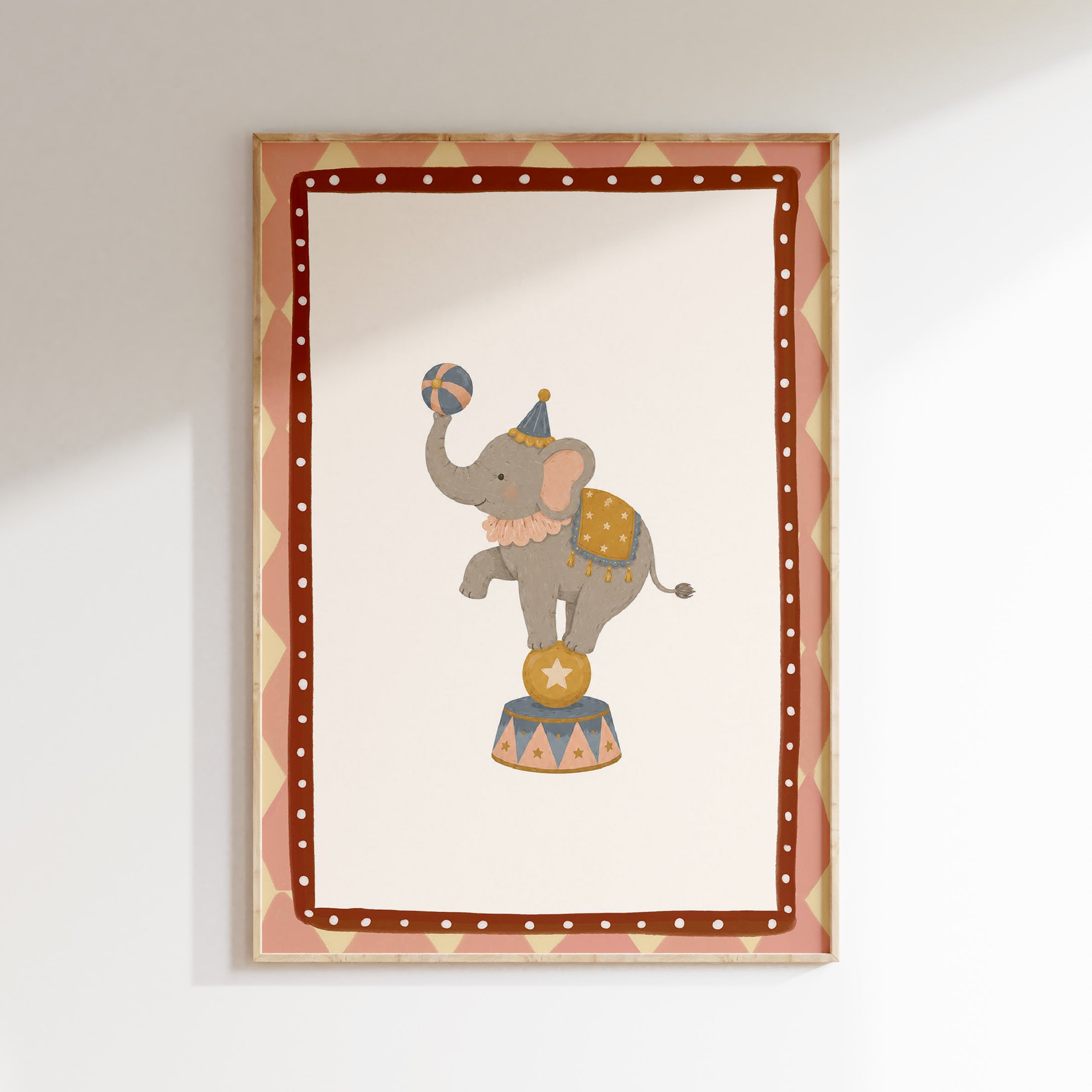 Kinderkamer poster met een vintage circusolifant die balanceert op een bal in lichtgrijze, oudroze en blauwgrijze tinten