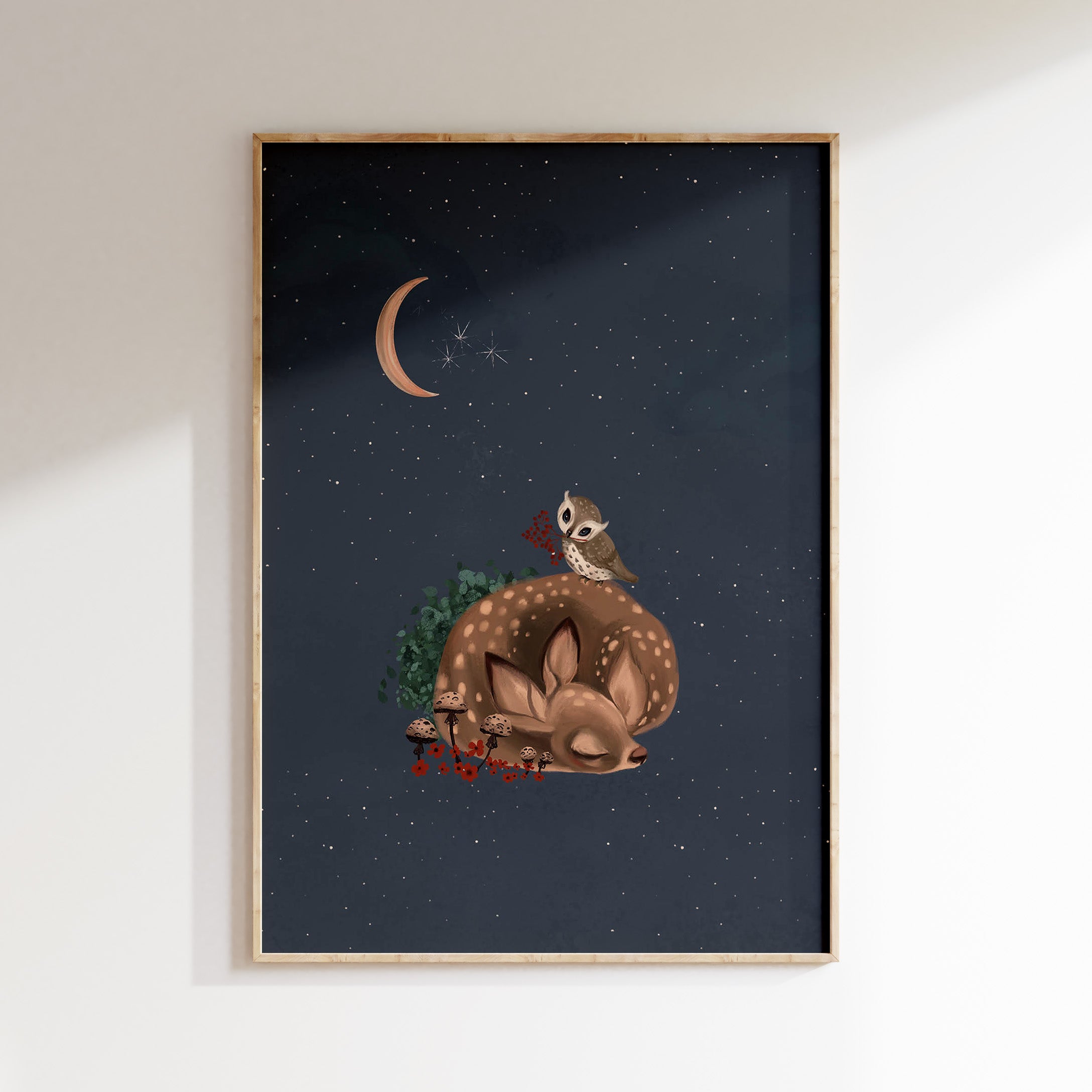 Kinderkamer poster - Slapend hertje met uiltje donkerblauw | Enchanted Forest