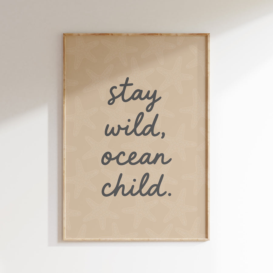 Stay Wild Ocean Child poster in een houten lijst voor de baby- of kinderkamer