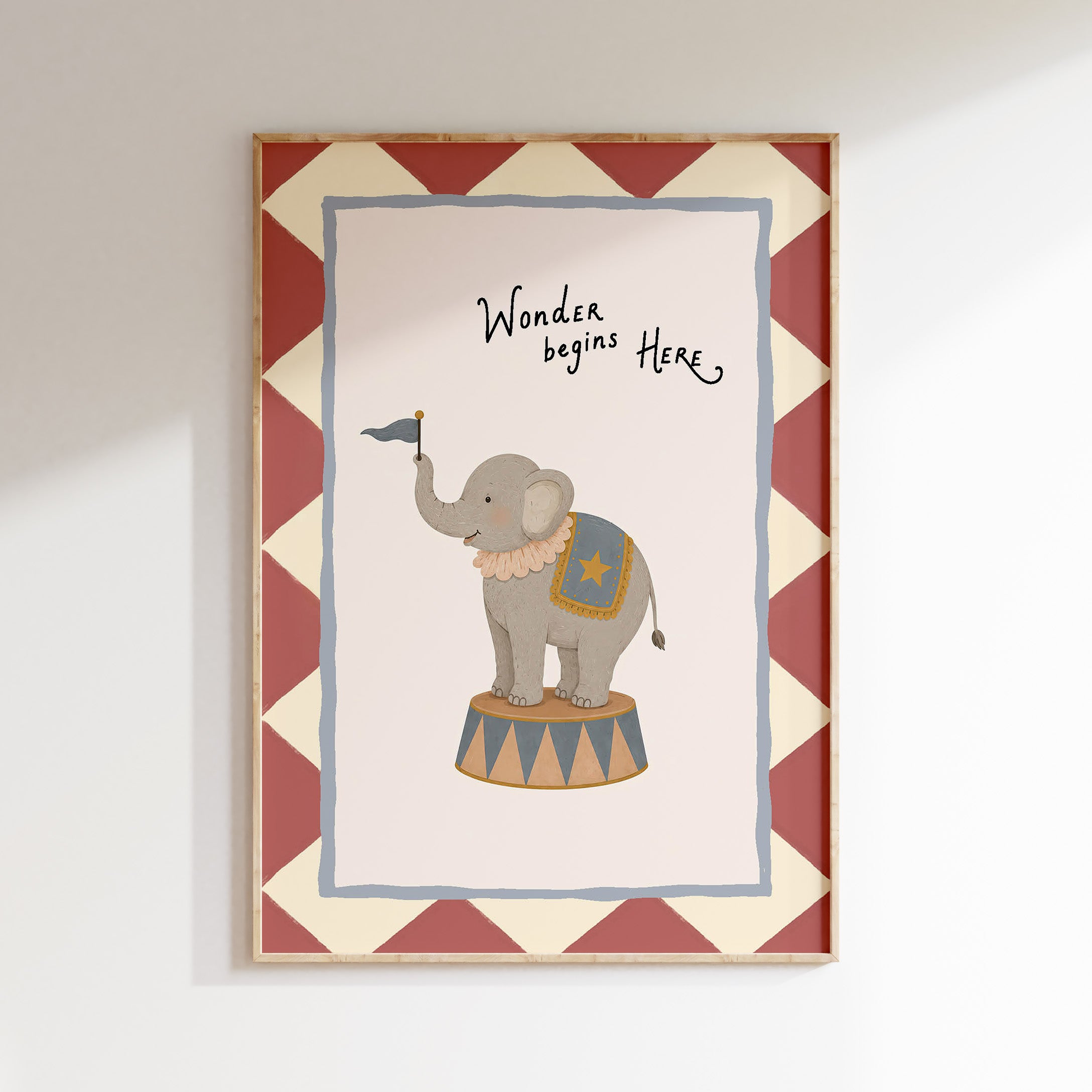Kinderkamer poster met een vintage circusolifant, vlag en de tekst "Wonder Begins Here" in oudroze, beige en blauwgrijze tinten