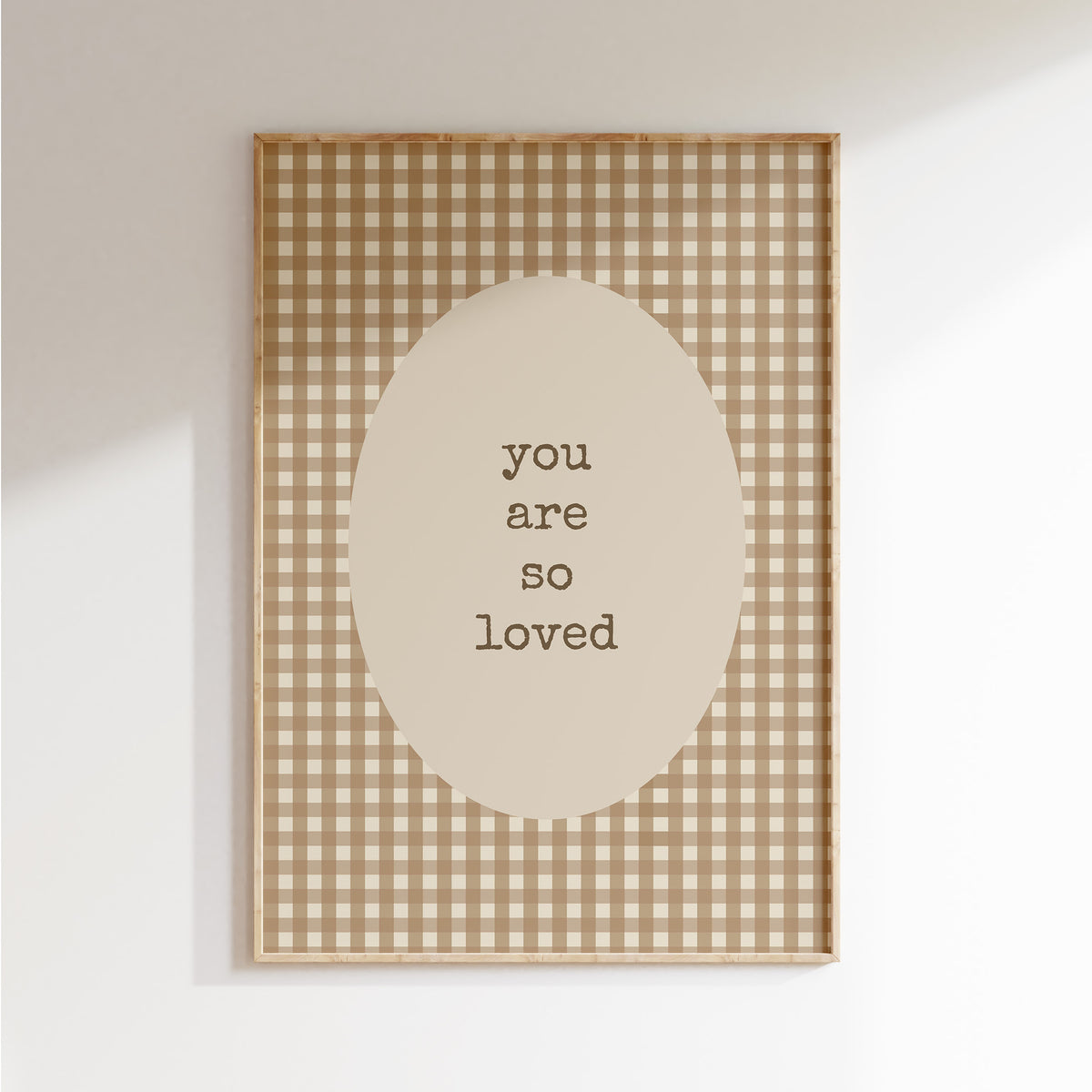 Tekstposter You are so loved met beige ruitjes