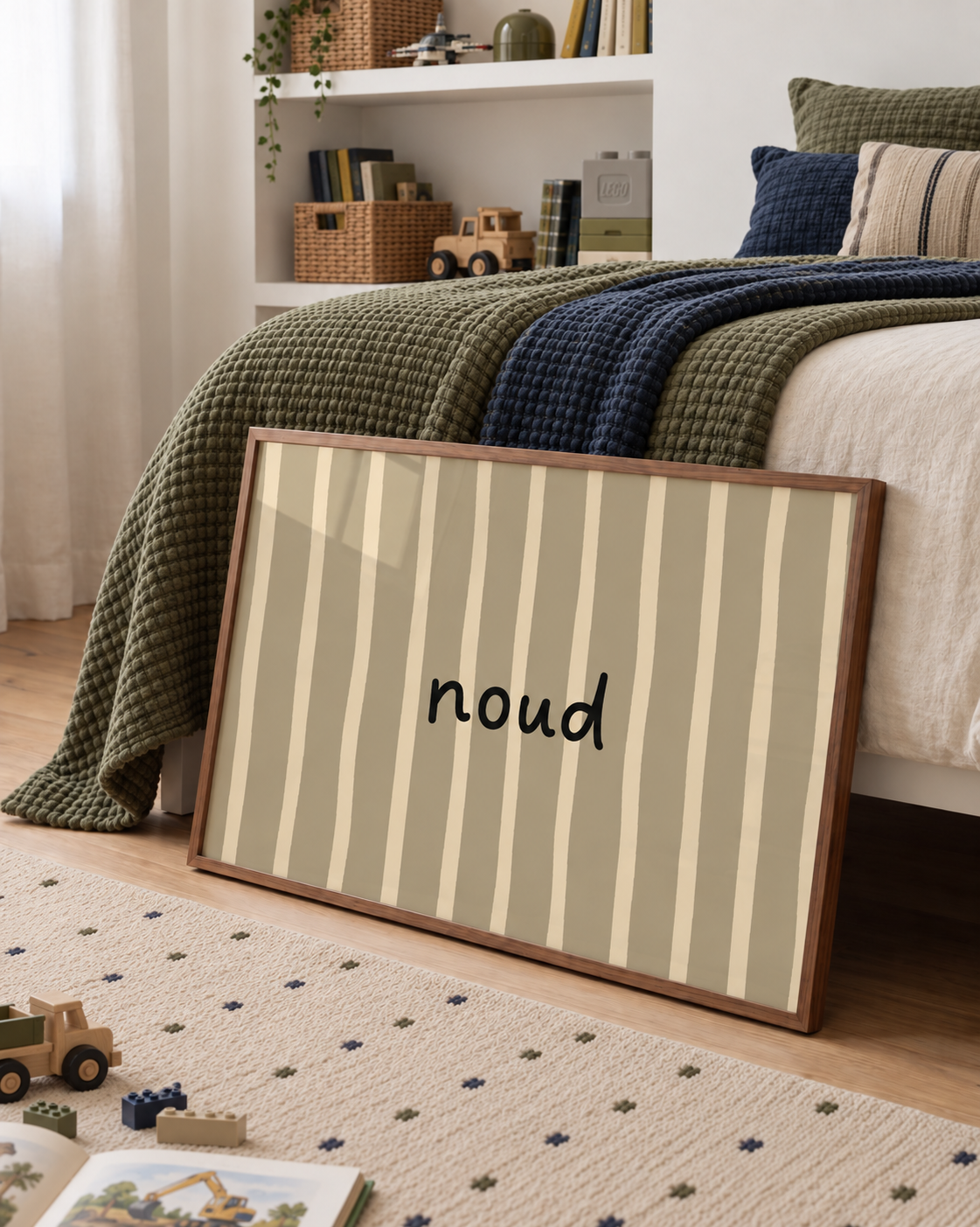Flow Stripes naamposter in olijfgroen gestyled in een kinderkamer