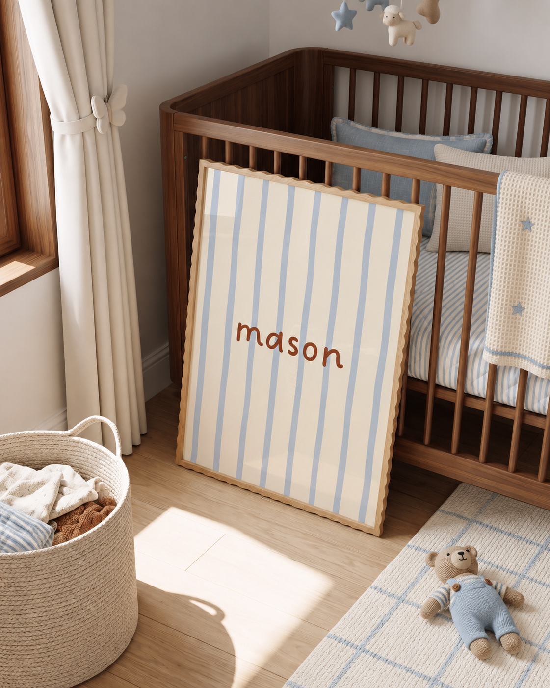 Flow Stripes naamposter in poederblauw gestyled in een kinderkamer