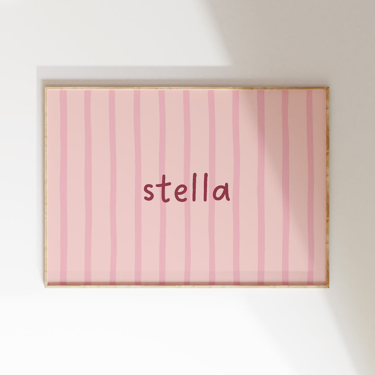 Horizontale gepersonaliseerde Flow Stripes naamposter in poederroze