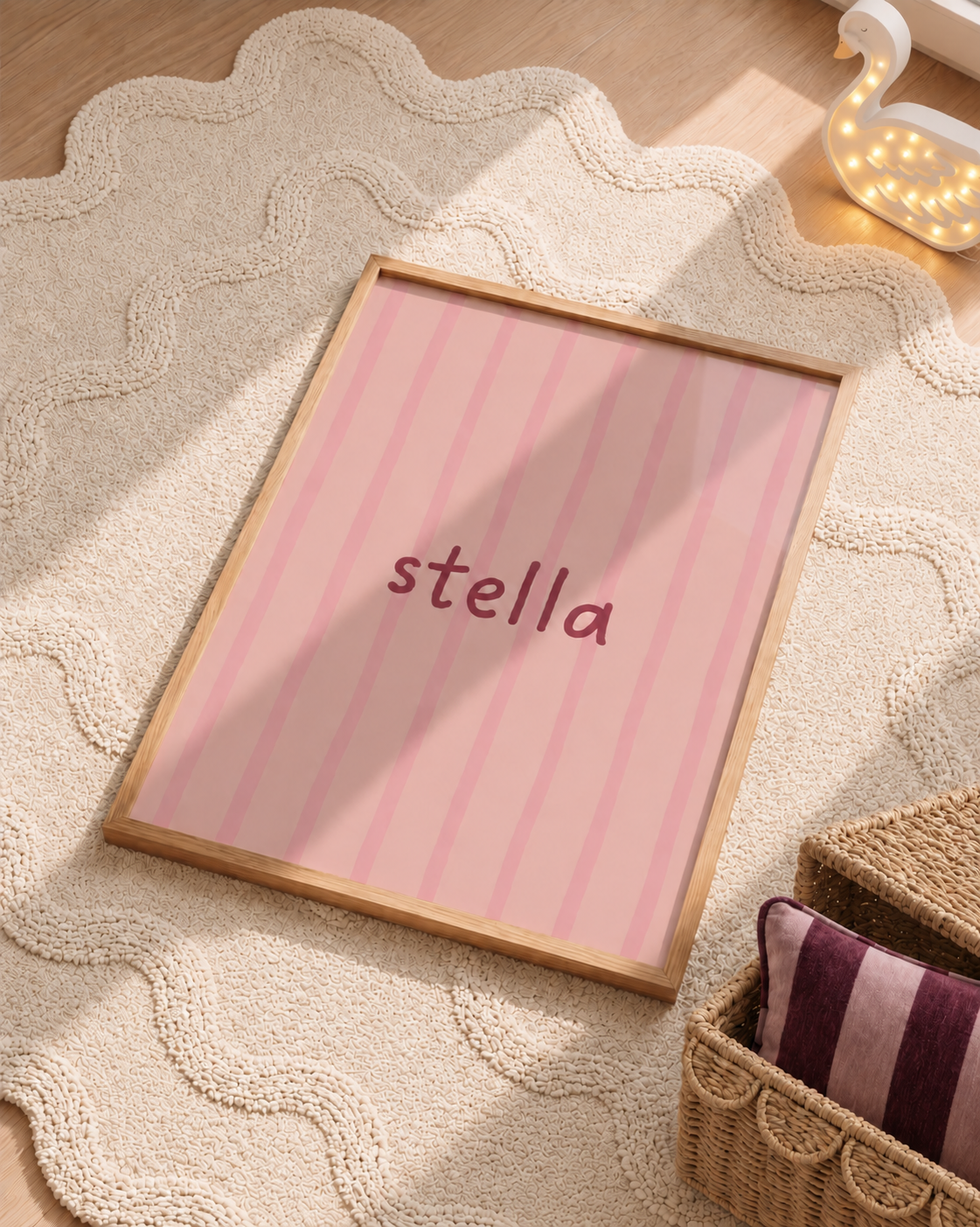Flow Stripes naamposter in poederroze gestyled in een kinderkamer
