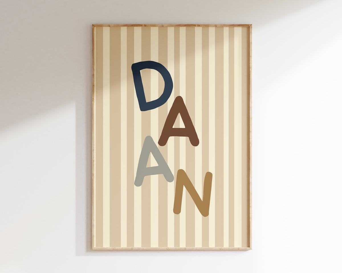 Naamposter Letterpret navy caramel met de naam Daan op beige verticale strepen