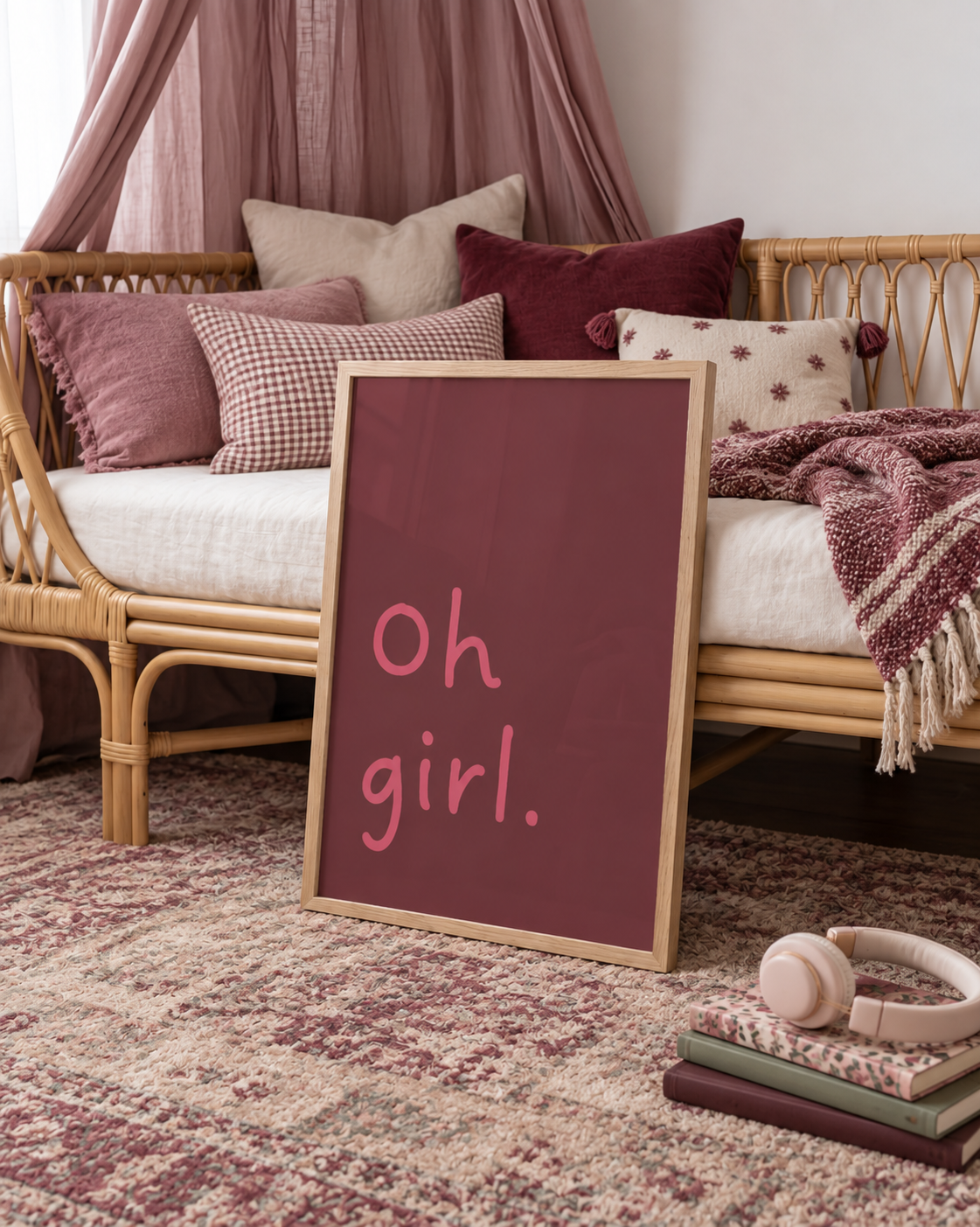 Oh girl poster in een warme meisjeskamer met bordeaux en oudroze accessoires