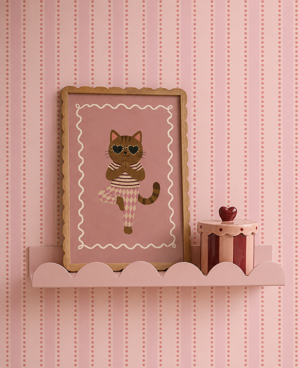 poster yoga kat op wand plank met behang Dotted stripes powder pink meisjeskamer