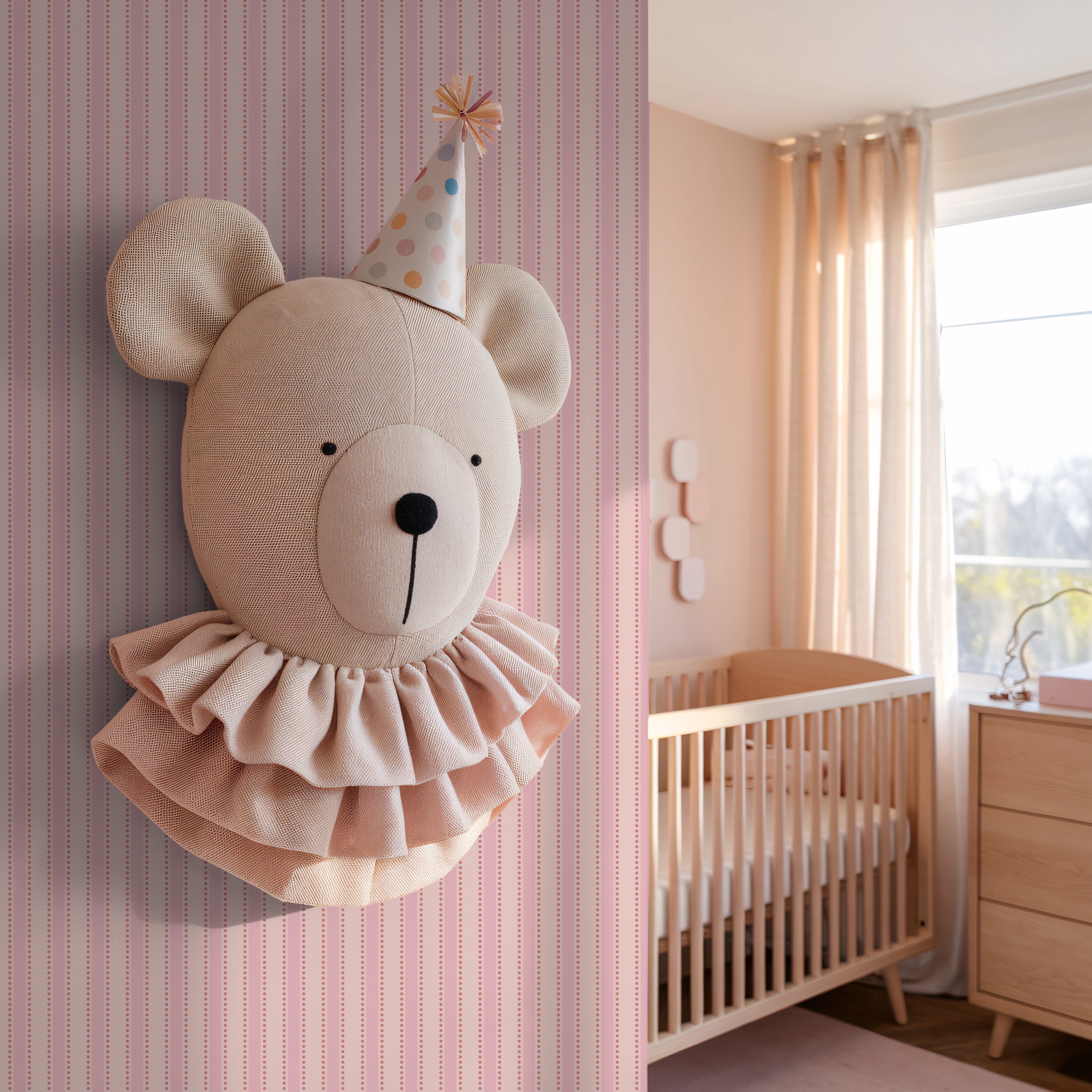 Dotted Stripes Powder Pink behang in een roze babykamer met decoratieve berenkop