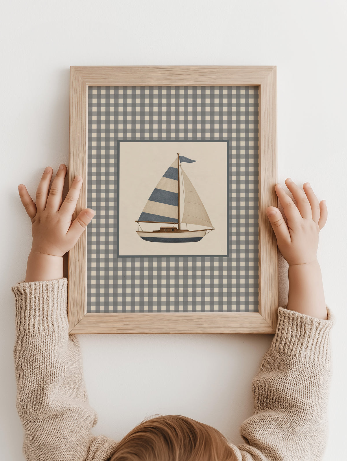 Vintage zeilbootposter vastgehouden in een houten lijst