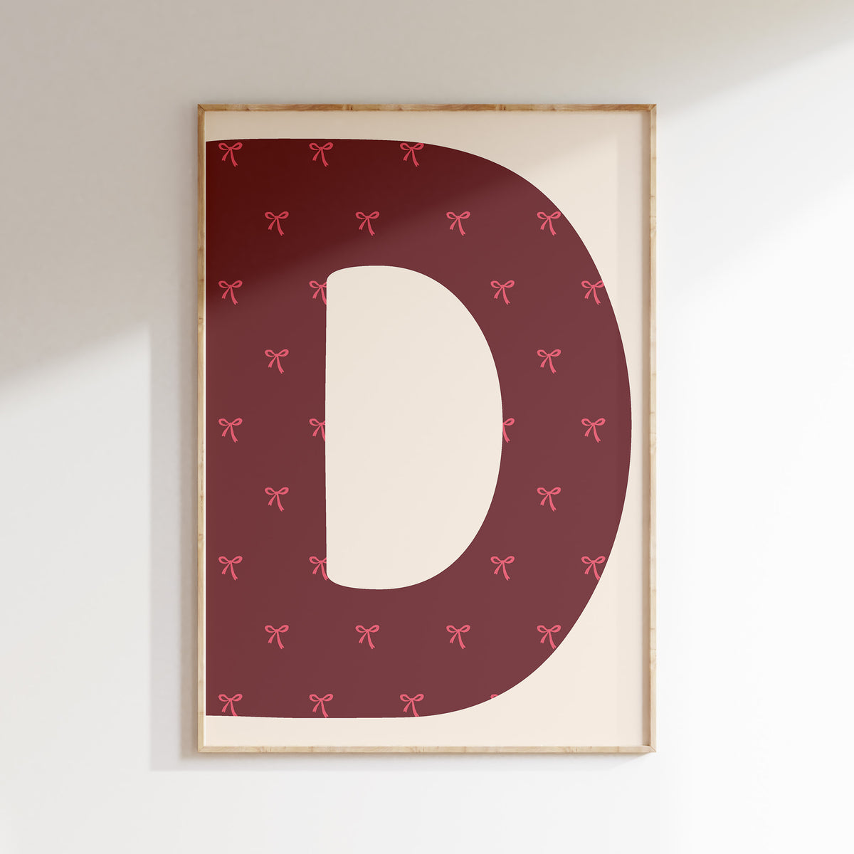 Bordeauxrode letterposter met kleine roze strikjes