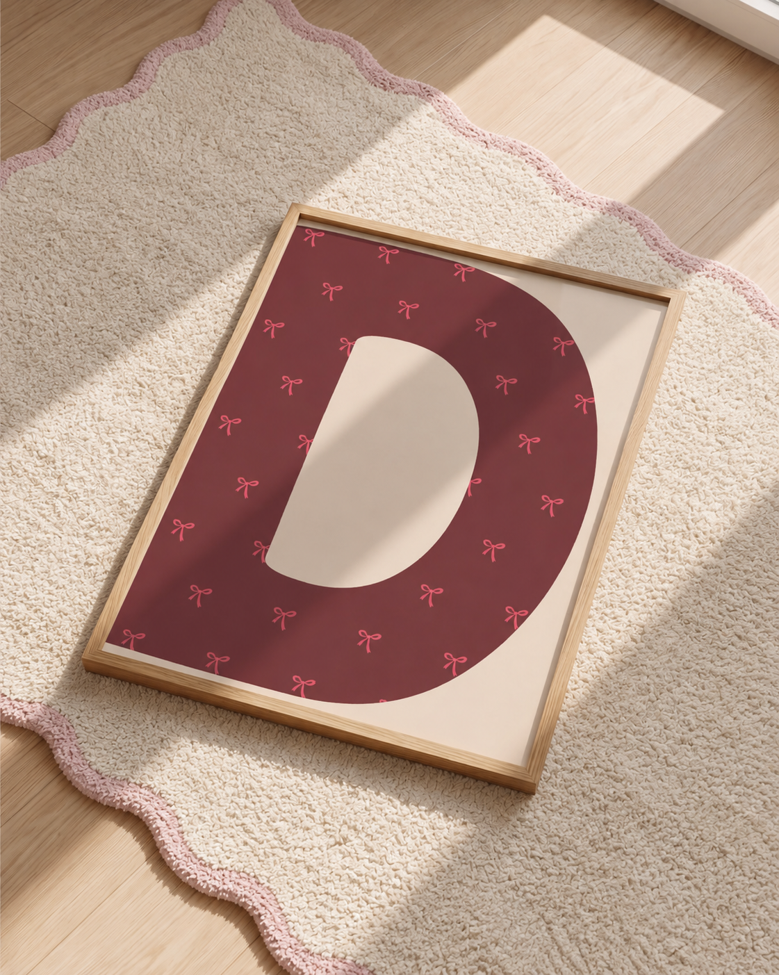Letterposter met roze strikjes op een bordeauxrode letter