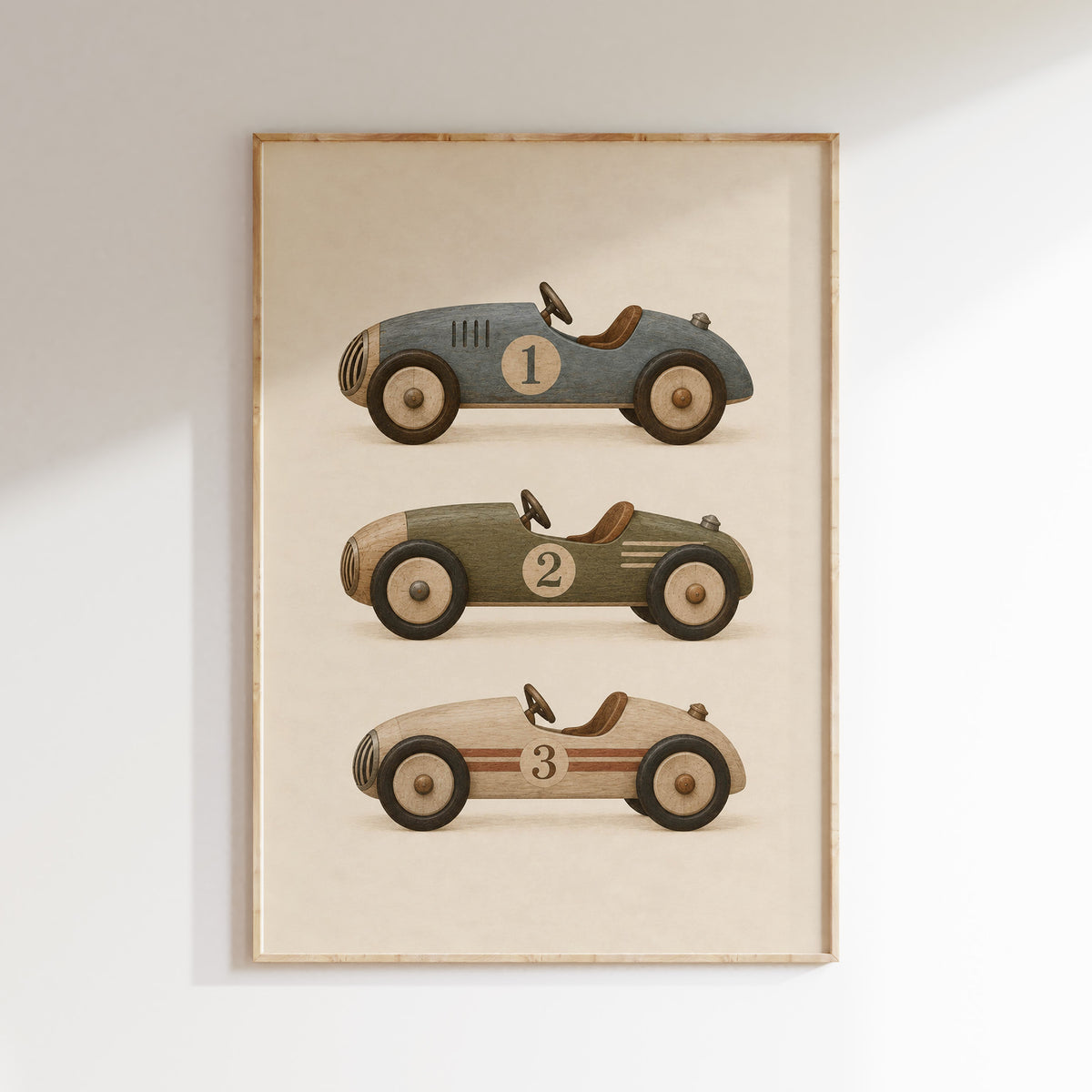 Vintage sport cars poster met drie klassieke raceauto's in een lichte houten lijst